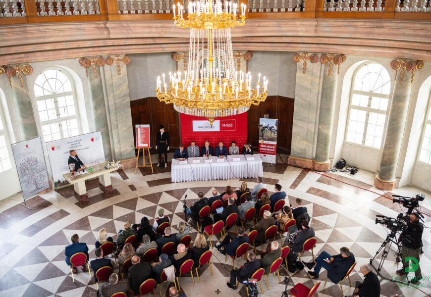 Startovní čísla účastníkům letošní Velké pardubické vylosuje prezidentka Kapky naděje