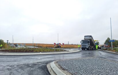 Stavbaři dokončují nový kruhový objezd na obchvatu Holic Stavbaři dokončují nový kruhový objezd na obchvatu Holic