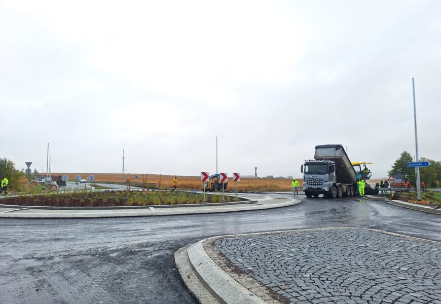 Stavbaři dokončují nový kruhový objezd na obchvatu Holic