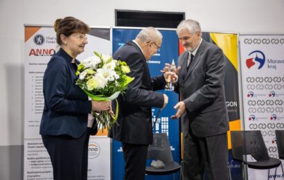 Křišťálový kamínek pro Zdeňka Melichara ze školy SVÍTÁNÍ