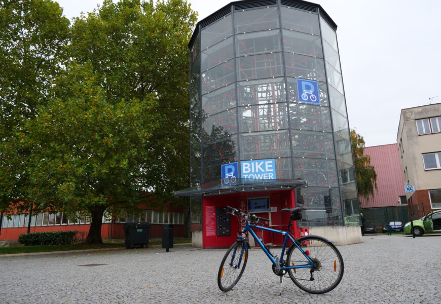 Cyklověž u hlavního nádraží v Pardubicích nově nabízí možnost platby kartou