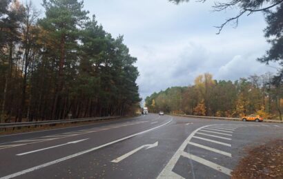 Křižovatka u Lukavice má být bezpečnější. Dnes začala její modernizace