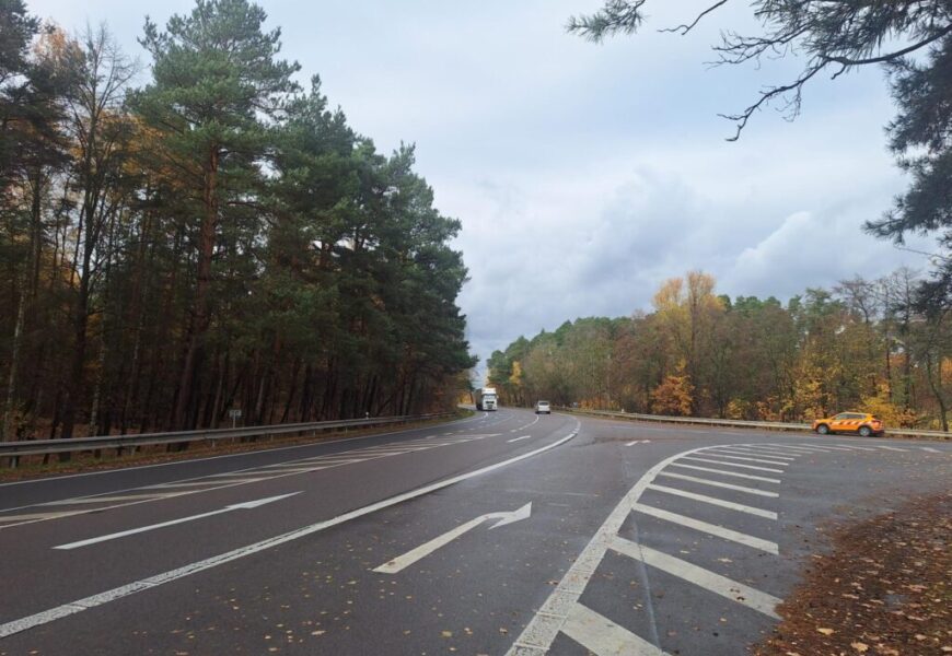 Křižovatka u Lukavice má být bezpečnější. Dnes začala její modernizace