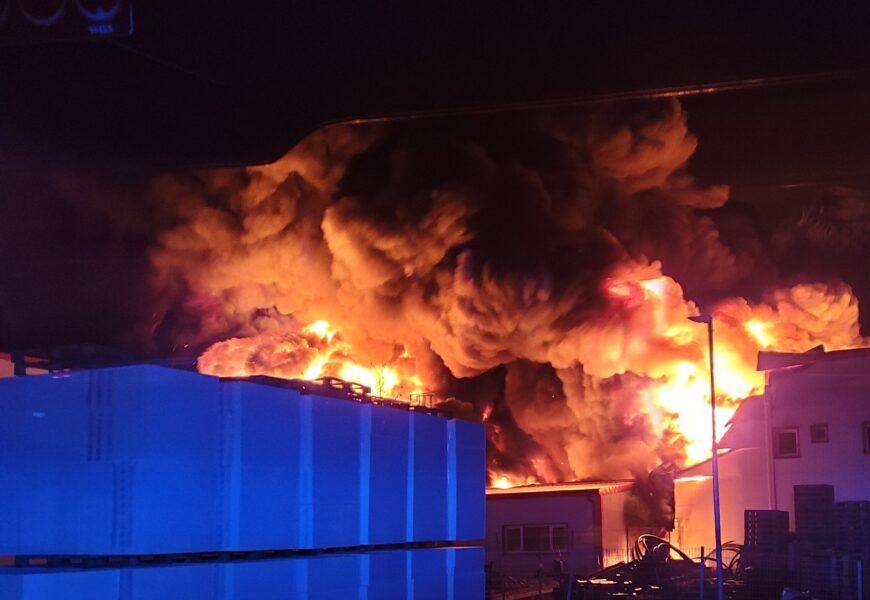 Ve Vysokém Mýtě hořela hala. Vyhlášen byl 3. stupeň poplachu