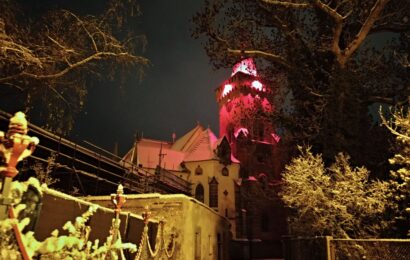 VIDEO: Červená středa rozzářila věž kostela sv. Martina ve Slatiňanech