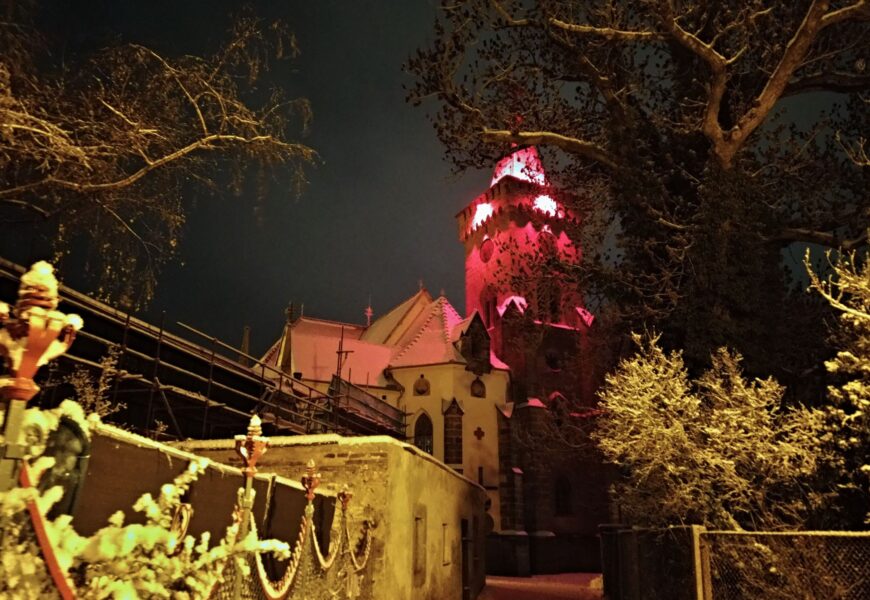 VIDEO: Červená středa rozzářila věž kostela sv. Martina ve Slatiňanech