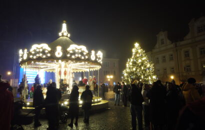 VIDEO: Zlatá, bílá, červená. Barvy, které dnes rozzářily vánoční strom v Chrudimi
