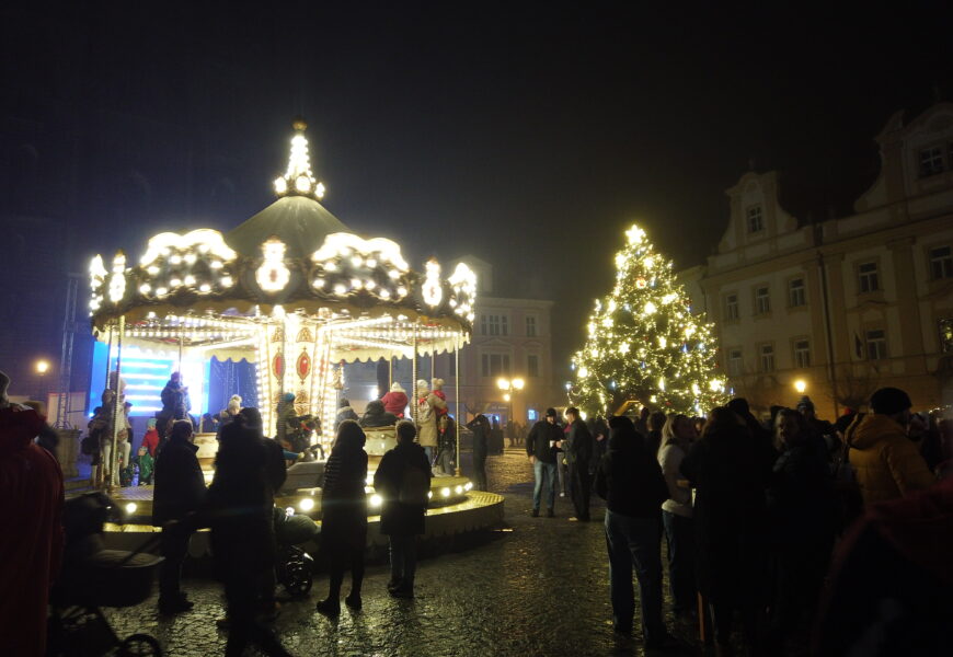 VIDEO: Zlatá, bílá, červená. Barvy, které dnes rozzářily vánoční strom v Chrudimi