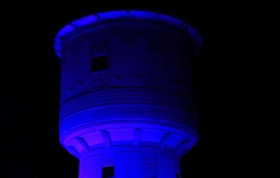 VIDEO: Modré světlo vodárenských věží připomínalo práva dětí. Zmodrala i ta v Chrudimi