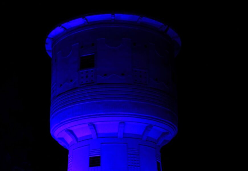 VIDEO: Modré světlo vodárenských věží připomínalo práva dětí. Zmodrala i ta v Chrudimi