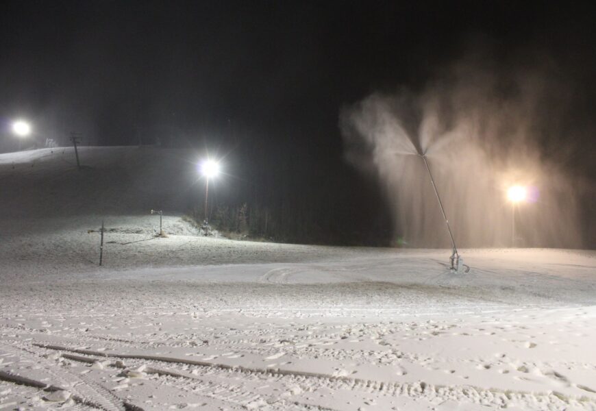 VIDEO: Mrazivé počasí přeje vlekařům. V Hlinsku se už zasněžuje