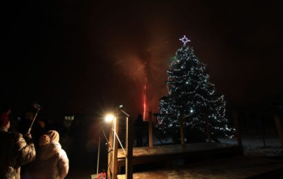 VIDEO: Vánoční strom v Miřeticích byl slavnostně rozsvícen. Nechyběl ohňostroj