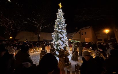 VIDEO: Vánoční strom v Hlinsku už září. Adventní atmosféru zpestřil Mikuláš, čert i anděl