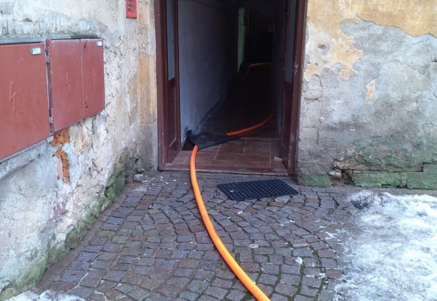 VIDEO: Při požáru bytu v Moravské Třebové bylo zraněno šest osob