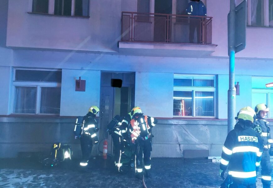 V Pardubicích hořela elektroinstalace v bytě, zasahovali hasiči