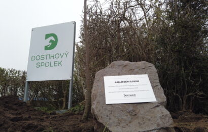 VIDEO: Lípa jako symbol propojení generací. Pardubické závodiště si připomíná 170 let své existence