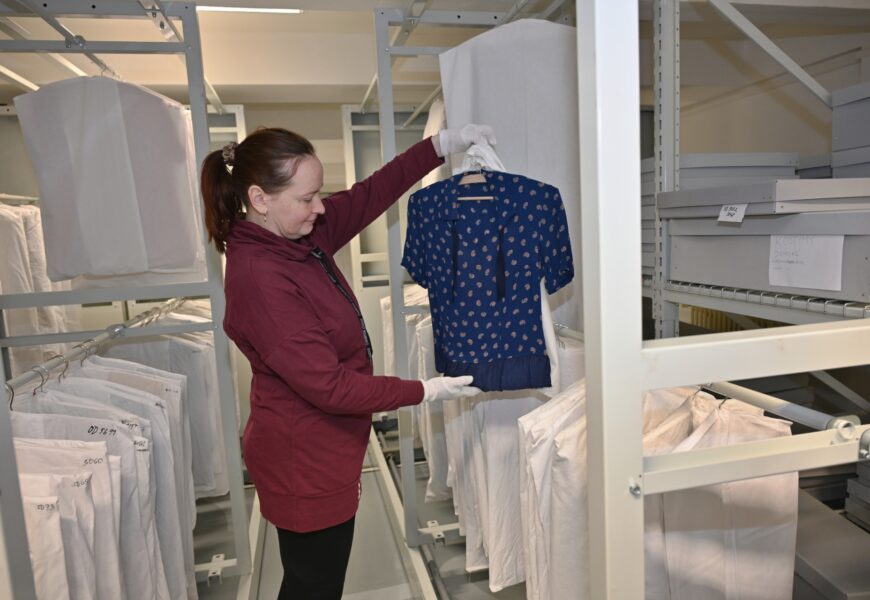 Textilní sbírka muzea je nyní v novém depozitáři v Ohrazenicích