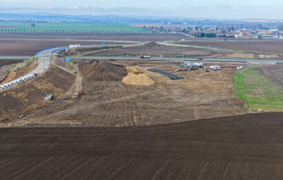 Mimoúrovňová křižovatka u Medlešic roste jak z vody. Přinese nové napojení na Chrudim i Pardubice