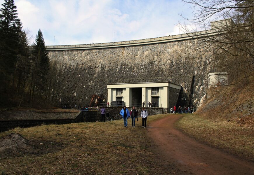 VIDEO: Vstoupili jsme do míst, kde nad hlavou tečou tuny vody. Prohlédněte si útroby Seče