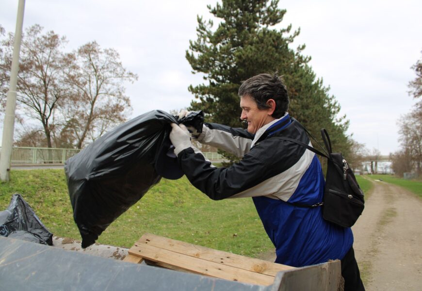 VIDEO: Dobrovolníci v Pardubicích se opět zapojili do projektu Ukliďme Česko. Pomáhali s úklidem města i okolní přírody