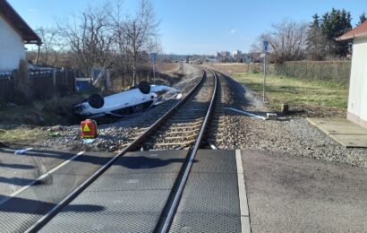 Střet vlaku s osobním automobilem v Chrudimi si vyžádal jedno zranění