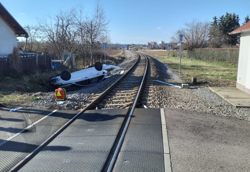 Střet vlaku s osobním automobilem v Chrudimi si vyžádal jedno zranění
