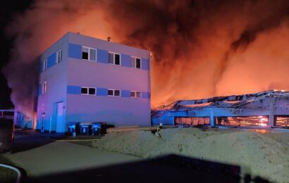 Požár skladovací haly v pardubické ulici Dělnická zaměstnal deset jednotek hasičů