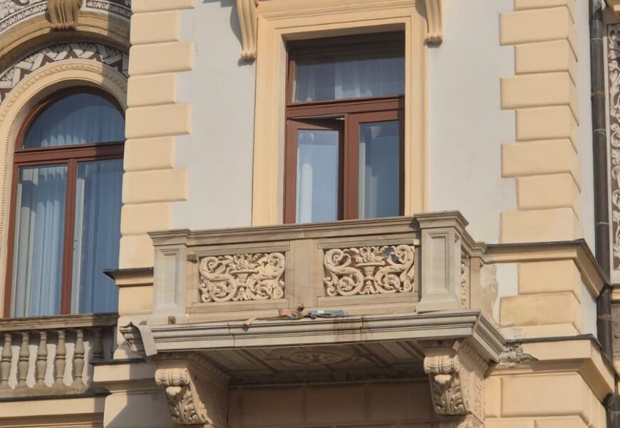 Balkony pardubické radnice se po rekonstrukci vrátily na své místo