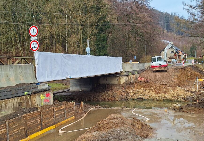 Stavební sezona na silnicích v Pardubickém kraji začne v dubnu. Do oprav silnic kraj investuje 2,2 miliardy korun Stavební sezona na silnicích v Pardubickém kraji začne v dubnu. Do oprav silnic kraj investuje 2,2 miliardy korun