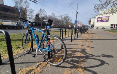 Ke sportu i kultuře na kole. Pardubice rozšířily parkování pro cyklisty u sportovišť
