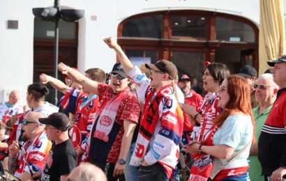 Finálové zápasy extraligy začaly. Fandí se i na Pernštýnském náměstí