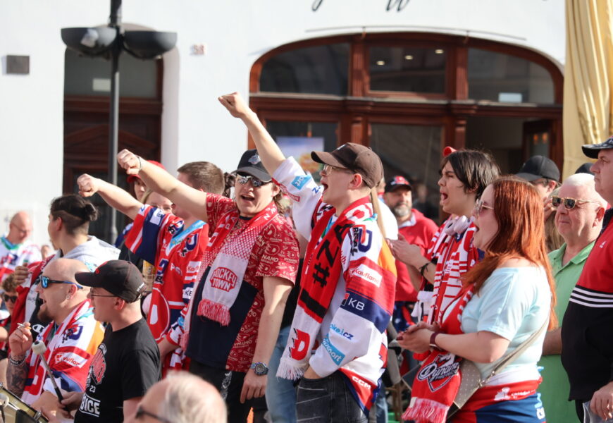 Finálové zápasy extraligy začaly. Fandí se i na Pernštýnském náměstí