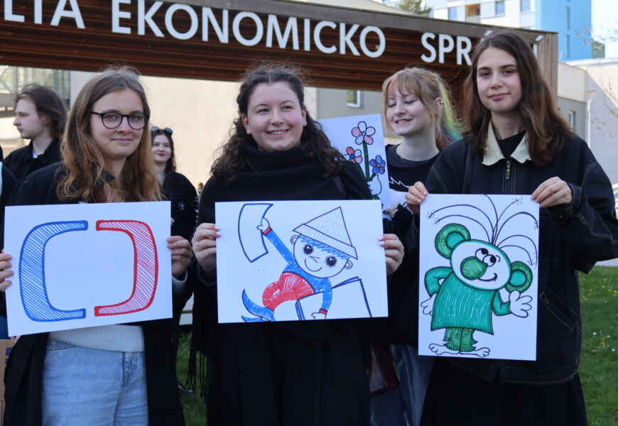 OBRAZEM: Studenti z Univerzity Pardubice protestovali na podporu veřejnoprávních médií