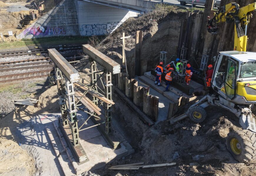 Přestavba mostu na I/35 u Zámrsku pokračuje. Stavbaři připravují provizorní komunikaci