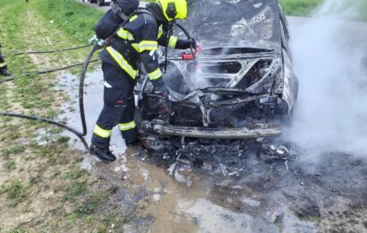 Požár osobního automobilu u Rosic na Bílou sobotu zaměstnal hasiče
