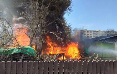 Požár skleníku zničil v Heřmanově Městci i osobní automobil
