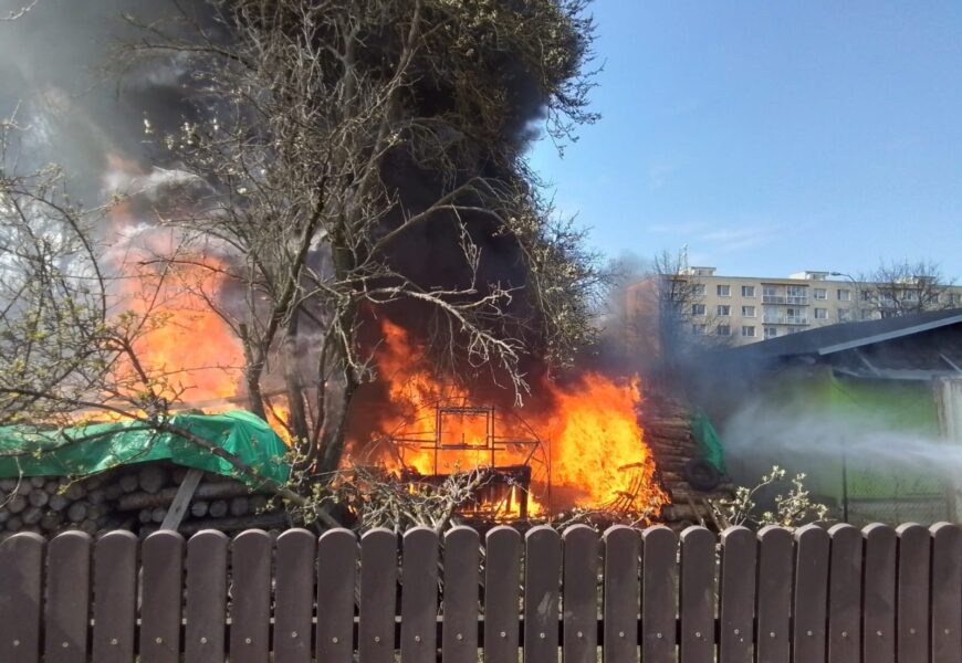 Požár skleníku zničil v Heřmanově Městci i osobní automobil