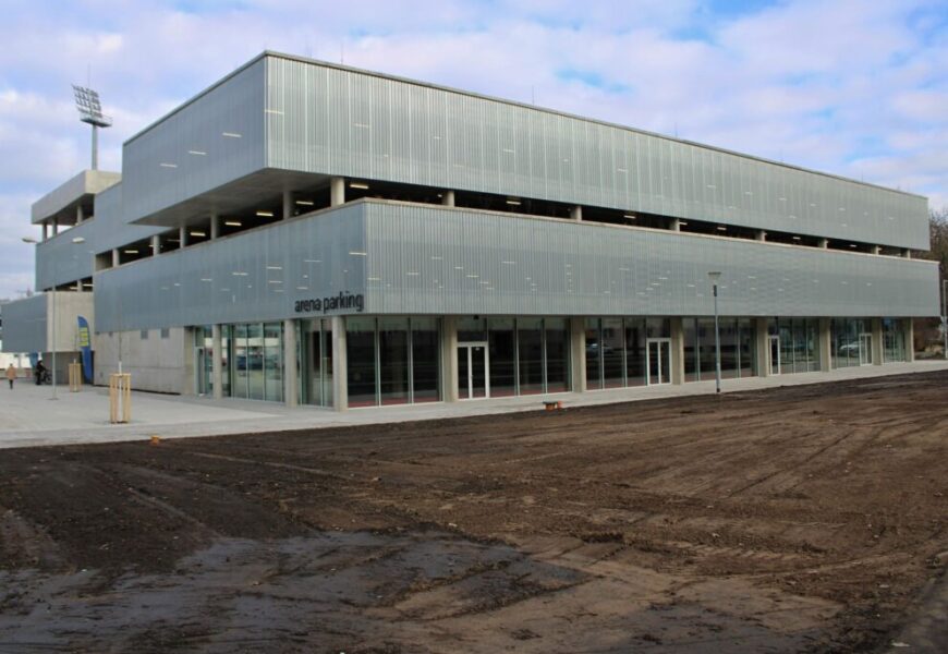 Parkovací dům Arena Parking byl oceněn stavbou Pardubického kraje