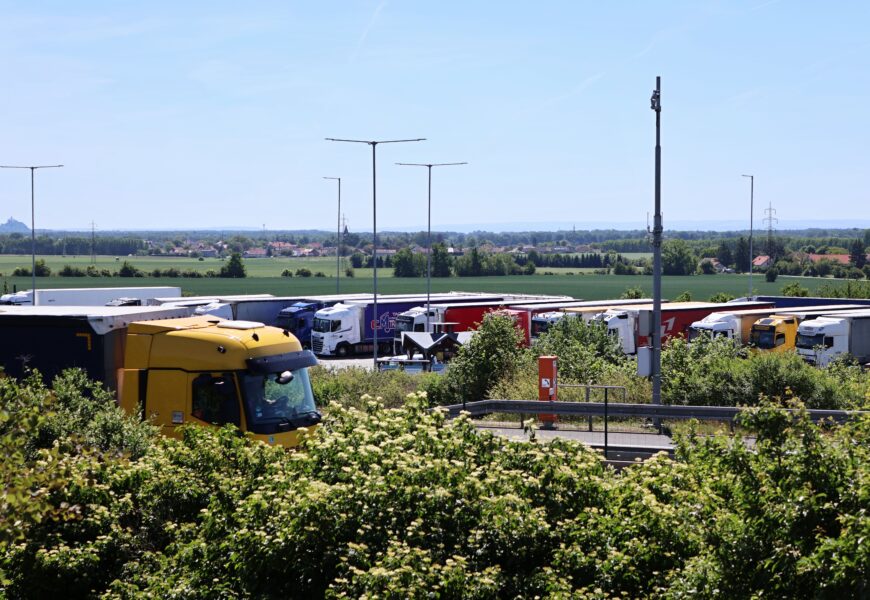 VIDEO: Kamionům chybí tisíce parkovacích míst. Řidiči riskují pokuty