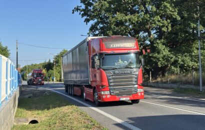 VIDEO: Dálnice D35 se zkrátila. Řidiči sjíždějí přes obec Ostrov