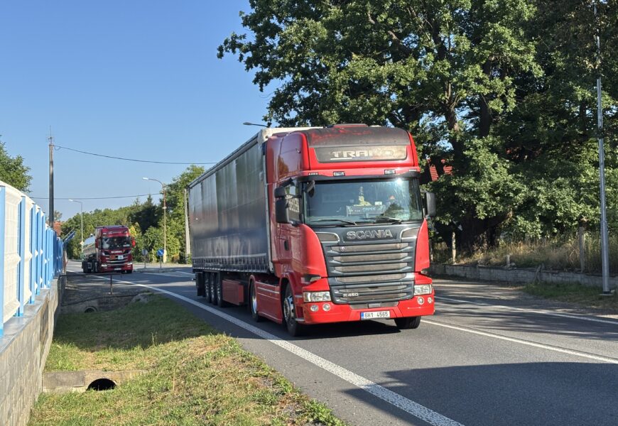 VIDEO: Dálnice D35 se zkrátila. Řidiči sjíždějí přes obec Ostrov