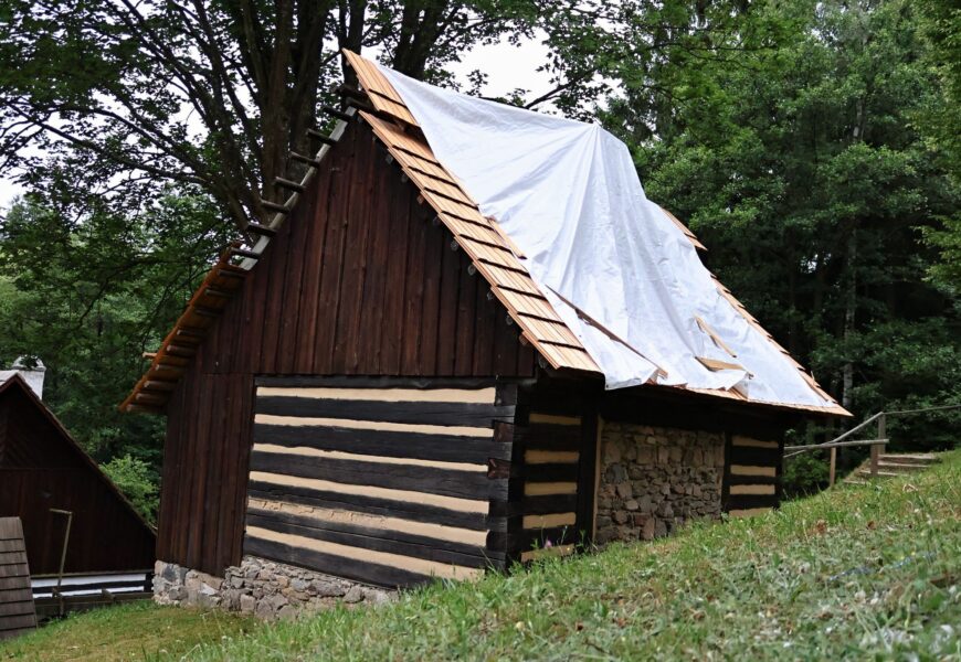 VIDEO: Veselý Kopec opravuje střechy, řeší sucho a plánuje depozitář