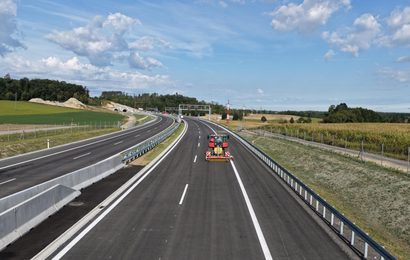 D35 mezi Ostrovem a Vysokým Mýtem se otevře už zítra. Silničáři dokončují poslední úpravy D35 mezi Ostrovem a Vysokým Mýtem se otevře už zítra. Silničáři dokončují poslední úpravy