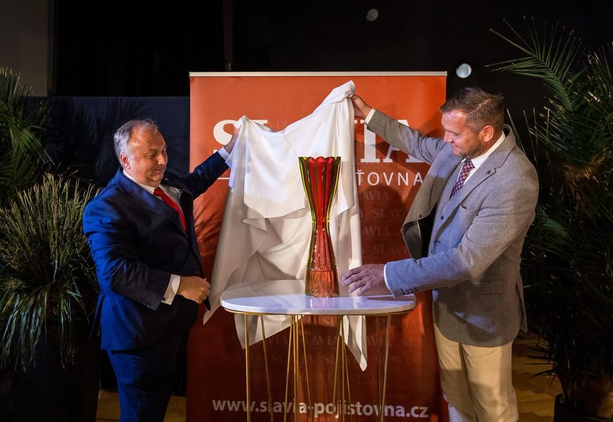 Velká pardubická má novou trofej. Vítězové budou přebírat české sklářské dílo od Lukáše Jabůrka
