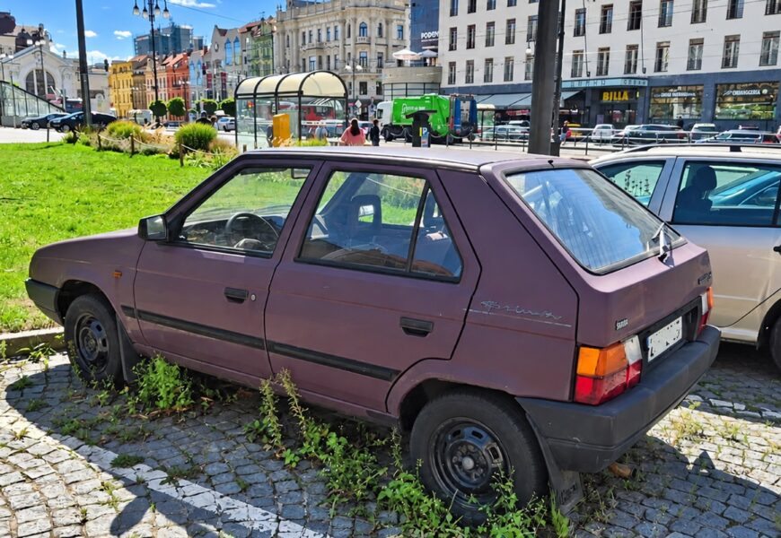 Dlouhodobě odstavená auta mají uvolnit místo řidičům. Pardubice chystají novinku