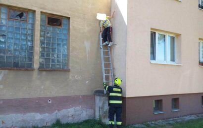 Chlapec v Přelouči uvízl čtyři metry nad zemí kvůli dronu. Na pomoc mu vyrazili hasiči Chlapec v Přelouči uvízl čtyři metry nad zemí kvůli dronu. Na pomoc mu vyrazili hasiči