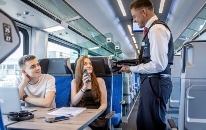 Studentům stačí jen mobil. České dráhy propojily aplikaci Můj vlak s ISICem