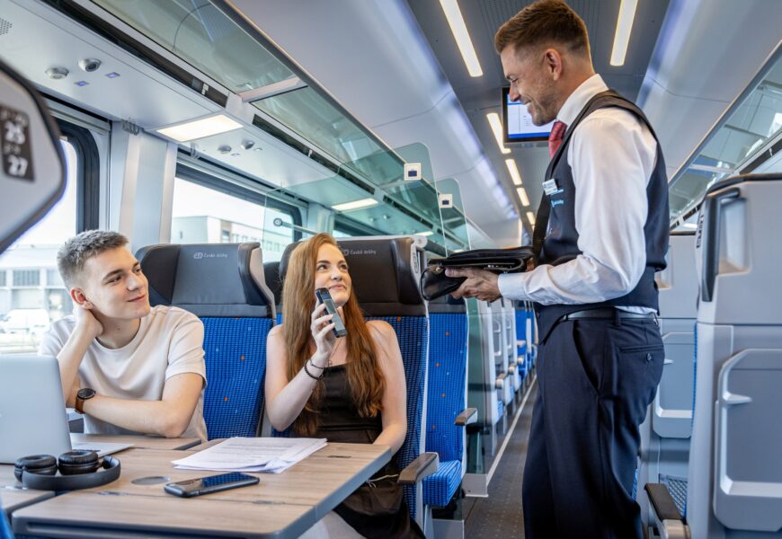 Studentům stačí jen mobil. České dráhy propojily aplikaci Můj vlak s ISICem