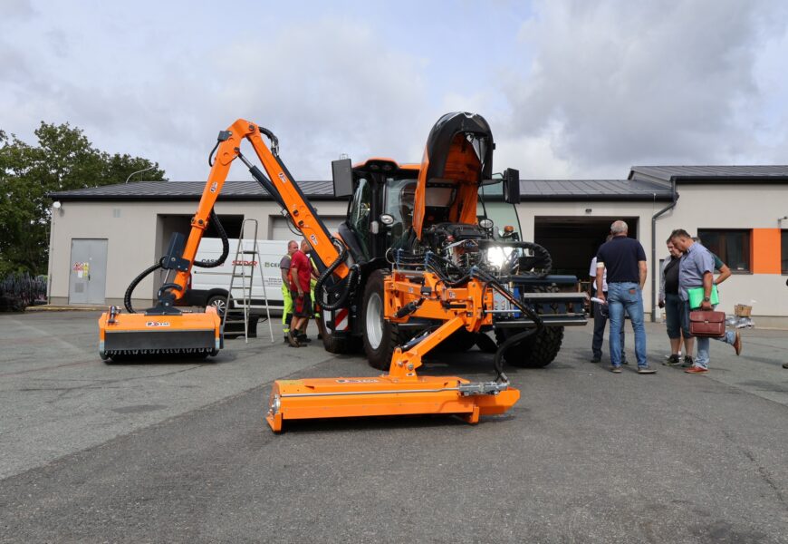 Silničáři v Třemošnici mají nový multifunkční traktor. Kraj investuje i do moderního zázemí