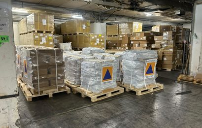 Česko vyslalo humanitární pomoc do Nepálu. Do postižených oblastí míří deky, postele a karimatky
